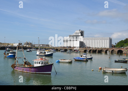 Le port intérieur à Folkestone, Kent, UK, - l'ancien viaduc de chemin de fer vers le port et l'un des hôtels de la ville. Banque D'Images