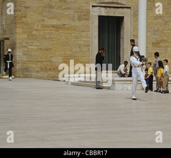 Regarder les enfants des gardes pas, Anıtkabir, le Mausolée d'Atatürk, Ankara Turquie 000514 0308 Banque D'Images