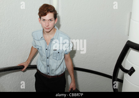 Man climbing spiral staircase Banque D'Images