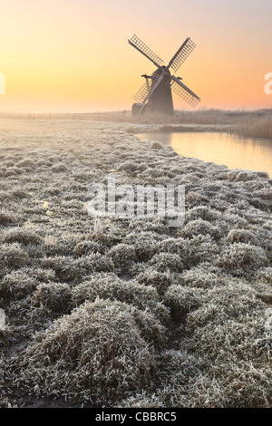 Herringfleet smock mill dans la brume sur un matin d'hiver. Banque D'Images