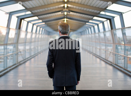 Businessman standing on bridge Banque D'Images