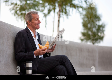 Businessman prendre le petit déjeuner dehors Banque D'Images