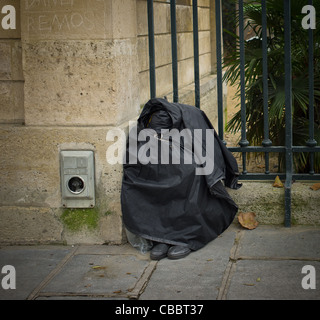 Les sans-abri en forme de bourse du jardin des plantes., dormir assis, et changer de forme. Banque D'Images