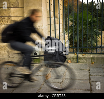 Les sans-abri en forme de bourse du jardin des plantes., dormir assis, et faire du vélo. Banque D'Images