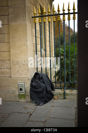 Les sans-abri en forme de bourse du jardin des plantes., dormir assis, s'arrêter de penser. Banque D'Images