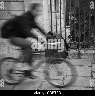 Les sans-abri en forme de bourse du jardin des plantes., dormir assis, et faire du vélo. Banque D'Images