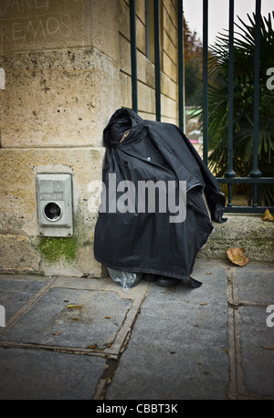 Les sans-abri en forme de bourse du jardin des plantes., dormir assis et au repos. Banque D'Images