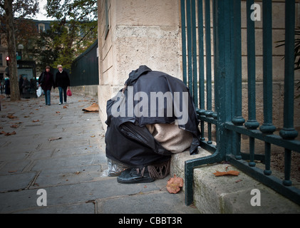 Les sans-abri en forme de bourse du jardin des plantes., dormir assis sans déranger. Banque D'Images