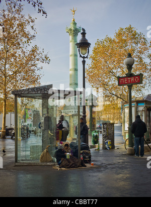 Les monuments de Paris sans-abri,prise de la Bastille., la capture de la cabine téléphonique,Famille de 'ROMA' lieu de survivant Banque D'Images