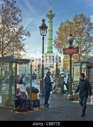 Les monuments de Paris sans-abri,prise de la Bastille., la capture de la cabine téléphonique,dans les tons de bleu, blanc et rouge. Banque D'Images