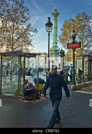 Les monuments de Paris sans-abri,prise de la Bastille., la capture de la cabine téléphonique,dans les tons de bleu, blanc et rouge. Banque D'Images