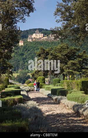 Marqueyssac - à la recherche du château de Castelnaud des célèbres jardins de Marqueyssac, Doedogne, France Banque D'Images