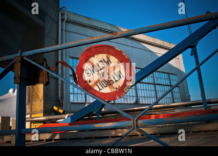 Seguin, Renault's Bridge, rives de la Seine, vue de l'île, le pont,et le panneau routier. Banque D'Images