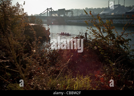 Seguin, Renault's Bridge, rives de la Seine, vue de l'île, le pont,et de l'aviron dans la matinée. Banque D'Images