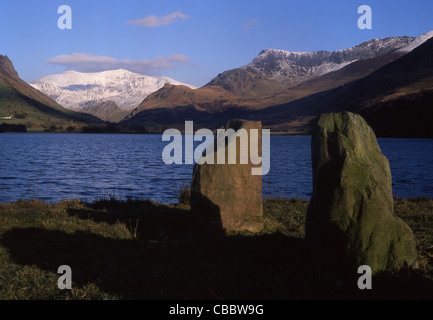 Llyn Nantlle Uchaf lac avec pierres et vue de Snowdon de l'ouest du Parc National de Snowdonia North Wales UK Banque D'Images