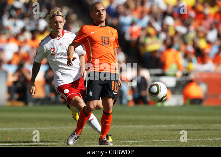 Simon Kjaer du Danemark (L) en action contre Wesley Sneijder de Holland (R) au cours d'un match de Coupe du Monde de la FIFA 2010. Banque D'Images