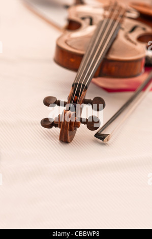 Un vieux violon en bois close up Banque D'Images