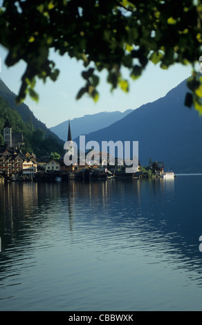 L'Autriche, le sud de Salzkammergut, Hallstatt, vue sur la jolie ville. Banque D'Images