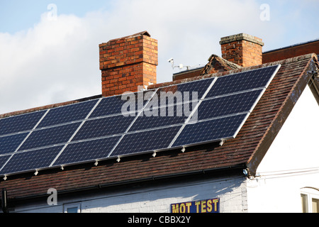 Installation d'un panneau solaire, pour produire de l'énergie renouvelable du soleil. L'installation est sur un toit en pente . Banque D'Images