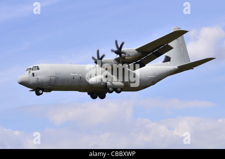 Lockheed C-130J Hercules exploités par les 46 Brigata Aerea de l'Armée de l'air italienne de l'approche à l'atterrissage à RAF Fairford, UK Banque D'Images