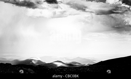 Lors d'une soirée d'été brumeuse à 13,000 mètres, vous pouvez voir à jamais, presque dans les prairies du Kansas d'ici. Mount Evans Wilderness, Front Range, Colorado. Banque D'Images