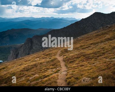 Lors d'une soirée d'été brumeuse à 13,000 mètres, vous pouvez voir à jamais, presque dans les prairies du Kansas d'ici. Mount Evans Wilderness, Front Range, Colorado. Banque D'Images