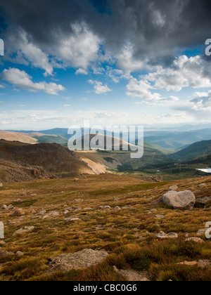 Lors d'une soirée d'été brumeuse à 13,000 mètres, vous pouvez voir à jamais, presque dans les prairies du Kansas d'ici. Mount Evans Wilderness, Front Range, Colorado. Banque D'Images