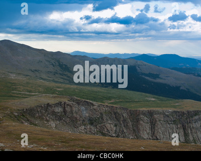 Lors d'une soirée d'été brumeuse à 13,000 mètres, vous pouvez voir à jamais, presque dans les prairies du Kansas d'ici. Mount Evans Wilderness, Front Range, Colorado. Banque D'Images