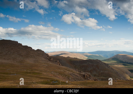 Lors d'une soirée d'été brumeuse à 13,000 mètres, vous pouvez voir à jamais, presque dans les prairies du Kansas d'ici. Mount Evans Wilderness, Front Range, Colorado. Banque D'Images