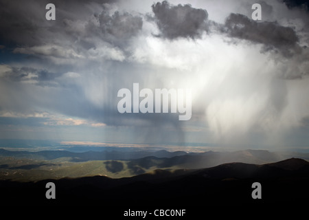 Lors d'une soirée d'été brumeuse à 13,000 mètres, vous pouvez voir à jamais, presque dans les prairies du Kansas d'ici. Mount Evans Wilderness, Front Range, Colorado. Banque D'Images