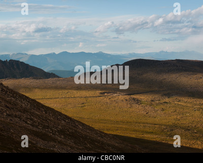 Lors d'une soirée d'été brumeuse à 13,000 mètres, vous pouvez voir à jamais, presque dans les prairies du Kansas d'ici. Mount Evans Wilderness, Front Range, Colorado. Banque D'Images