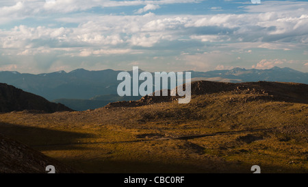 Lors d'une soirée d'été brumeuse à 13,000 mètres, vous pouvez voir à jamais, presque dans les prairies du Kansas d'ici. Mount Evans Wilderness, Front Range, Colorado. Banque D'Images