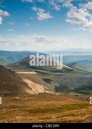 Lors d'une soirée d'été brumeuse à 13,000 mètres, vous pouvez voir à jamais, presque dans les prairies du Kansas d'ici. Mount Evans Wilderness, Front Range, Colorado. Banque D'Images