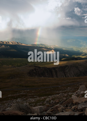 Lors d'une soirée d'été brumeuse à 13,000 mètres, vous pouvez voir à jamais, presque dans les prairies du Kansas d'ici. Mount Evans Wilderness, Front Range, Colorado. Banque D'Images