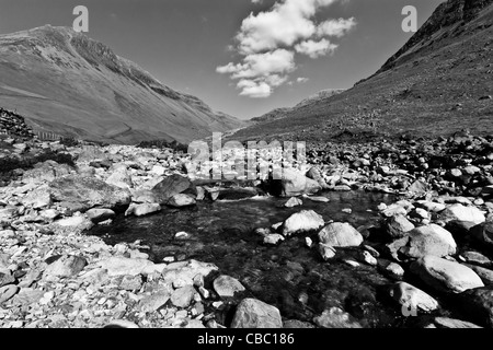 Voir Recherche d'Lingmell Lingmel Beck, vers, Kirk est tombé et Grand Gable dans le Lake District, UK Banque D'Images