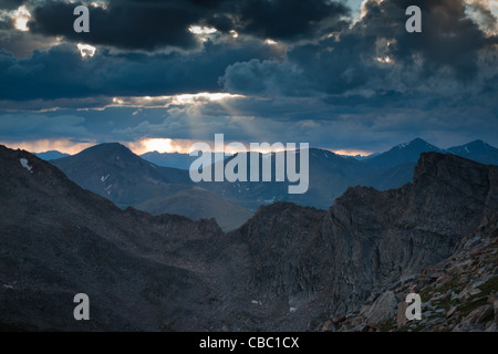 Lors d'une soirée d'été brumeuse à 13,000 mètres, vous pouvez voir à jamais, presque dans les prairies du Kansas d'ici. Mount Evans Wilderness, Front Range, Colorado. Banque D'Images