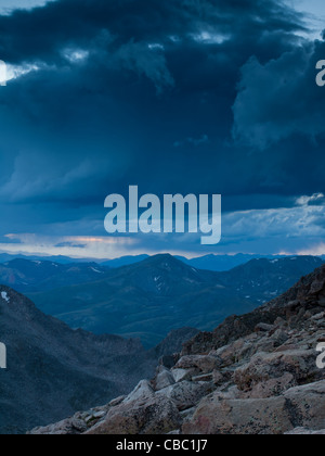 Lors d'une soirée d'été brumeuse à 13,000 mètres, vous pouvez voir à jamais, presque dans les prairies du Kansas d'ici. Mount Evans Wilderness, Front Range, Colorado. Banque D'Images