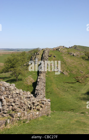 Marcher le long du mur d'Hadrien Crags Walltown Banque D'Images