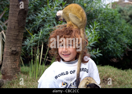 Activités pour les enfants : World of Birds & Monkey Jungle - kid avec velvet monkeys Banque D'Images