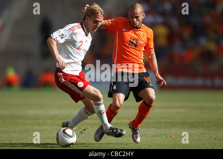 Christian Poulsen de Danemark (L) conserve la balle de Wesley Sneijder de Holland (R) au cours d'un match de Coupe du Monde de la FIFA 2010. Banque D'Images