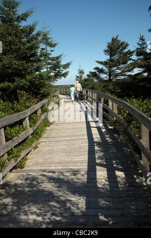 Un couple marche le long de la promenade qui se termine à Greenwich, Î beach au Canada à la Greenwich, Î. Parc national. Banque D'Images