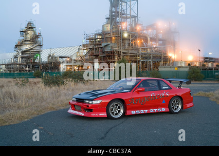 Nissan 180SX S13 Silvia drift motorsport voiture assis posés devant une raffinerie industrielle Banque D'Images