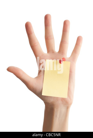 Avec main de femme sticky note bureau isolé sur fond blanc . Remarque est vierge et jaune Banque D'Images