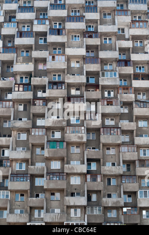 Ruche laid comme édifice résident avec de nombreuses fenêtres et balcons Banque D'Images