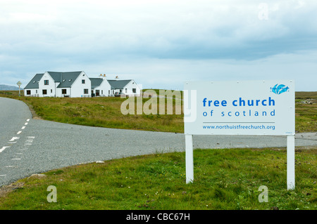 L'ex-Carinish Inn (en arrière-plan) sur North Uist est maintenant une église de l'Église libre d'Écosse (le 'Wee Free'). Banque D'Images