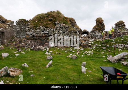 Les ruines du 13ème siècle Teampull Trionaid à Carinish na l'église sur l'île de North Uist Hébrides Banque D'Images