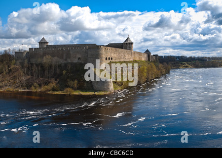 La forteresse russe d'Ivangorod avec river en premier plan et bleu ciel nuageux en arrière-plan Banque D'Images