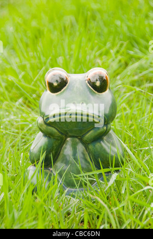 La figure de grenouille assis dans l'herbe, l'Autriche, Europe Banque D'Images