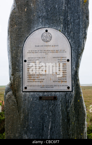 Une pierre sur l'île des Hébrides de North Uist commémore le Paiblesgarry Terre Raid. Plus de détails dans la description. Banque D'Images