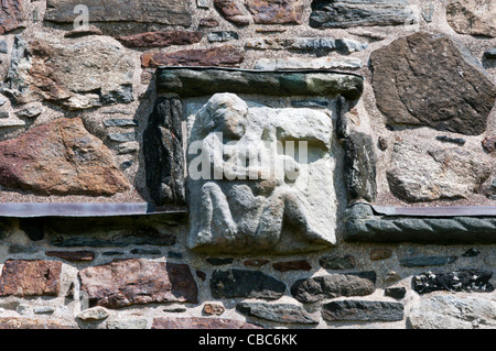 Une sheela-na-gig découpage sur la tour de St Clement's Church, rodel, South Harris dans les Hébrides extérieures, en Écosse. Banque D'Images